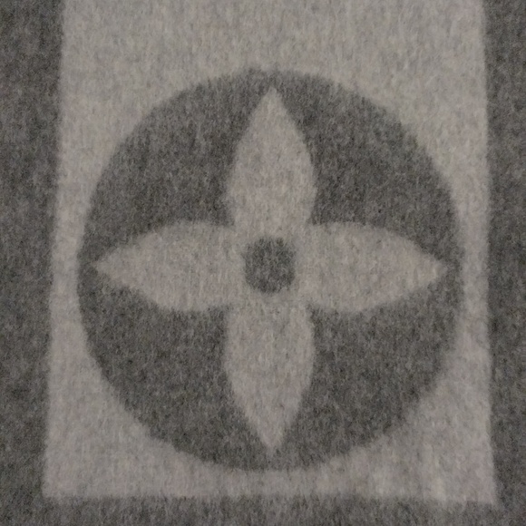 Louis Vuitton Cardiff Scarf - Picture 7 of 7